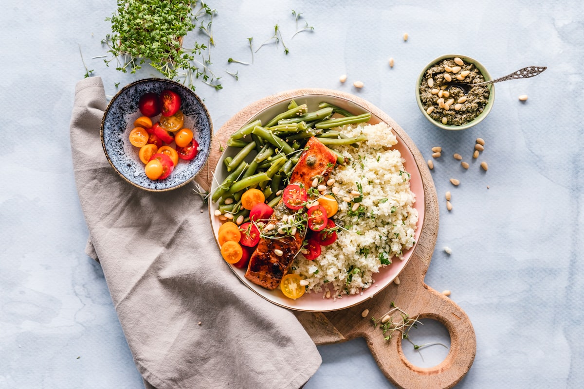 Vegetable stir-fry with lean chicken breast and brown rice